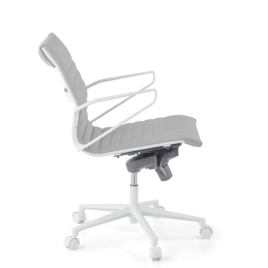 Sedia da ufficio Design Cagliari, struttura bianca, schienale basso, ecopelle